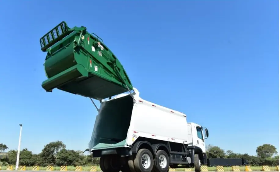 Compactador de lixo de alta capacidade otimiza a gestão de resíduos urbanos.