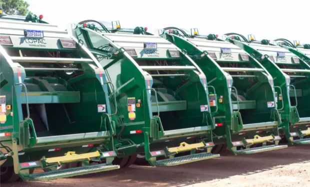 Compactador de lixo de alta capacidade otimiza a gestão de resíduos urbanos.